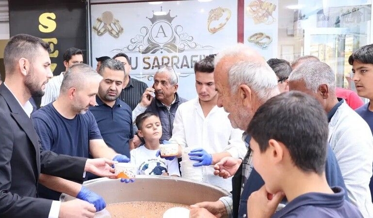 Yeniden Refah Partisi’nden aşure dağıtımı